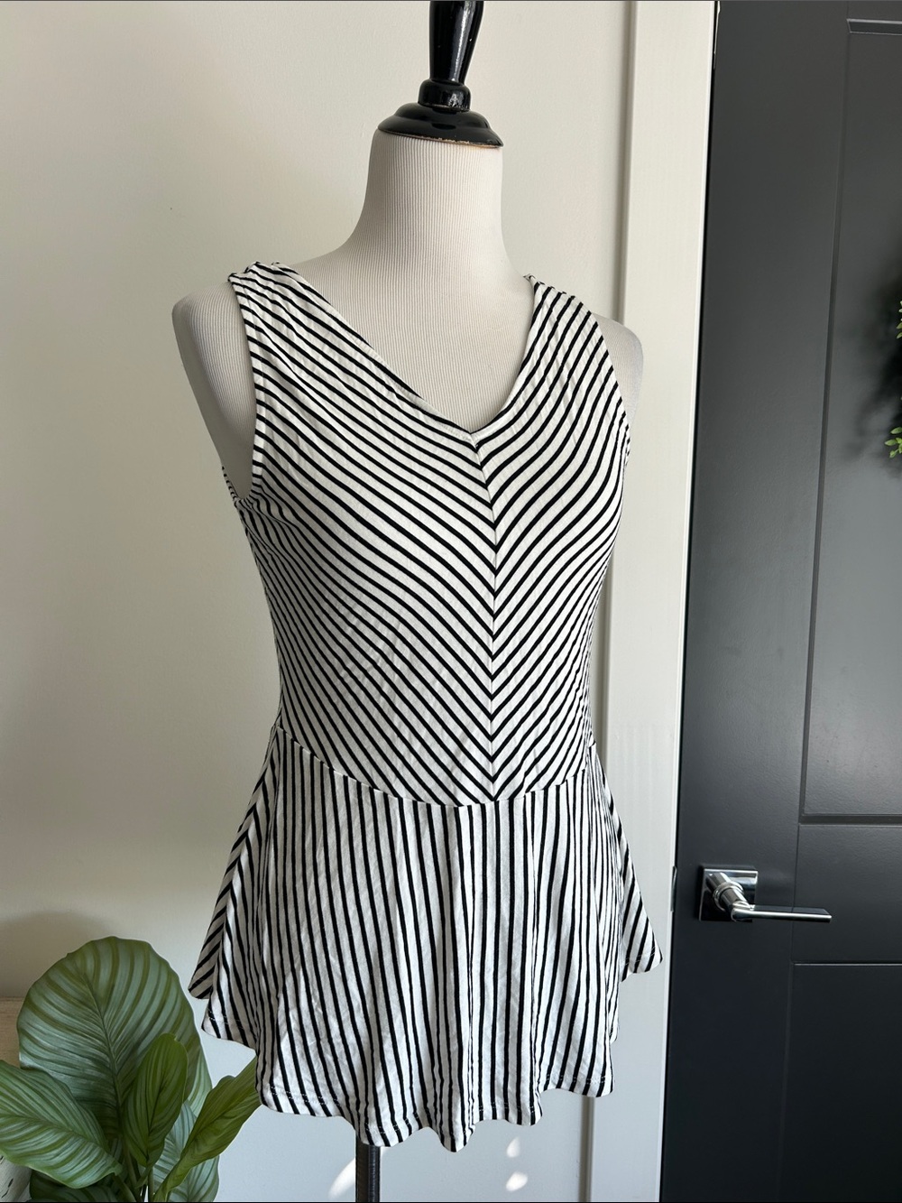 🌼 M Sleeveless Black & White Striped V-Neck skater girl top
